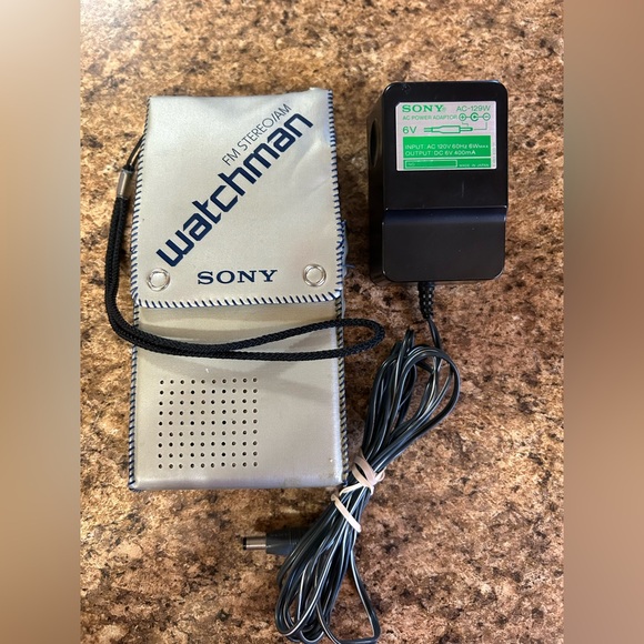 Sony Watchman FD-30A AM/FM Stereo ANALOG TV 1984 w/Case LA Raiders NFL